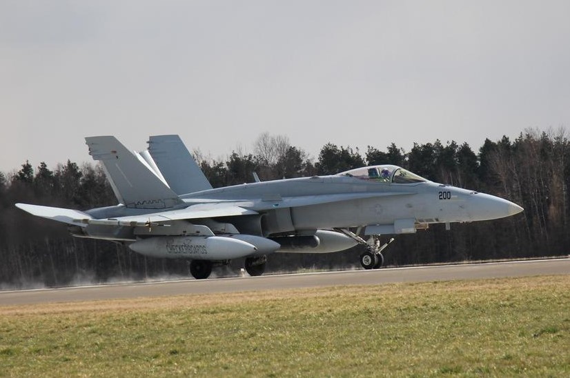 04.04.22. W bazie lotniczej w Łasku wylądowały amerykańskie myśliwce F-18.
