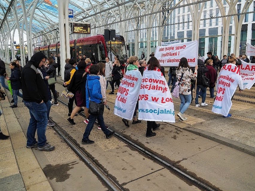 Strajkujące blokują przejazd tramwajów