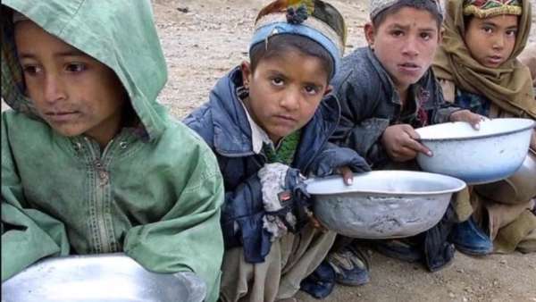 Głodne dzieci w Afganistanie.
