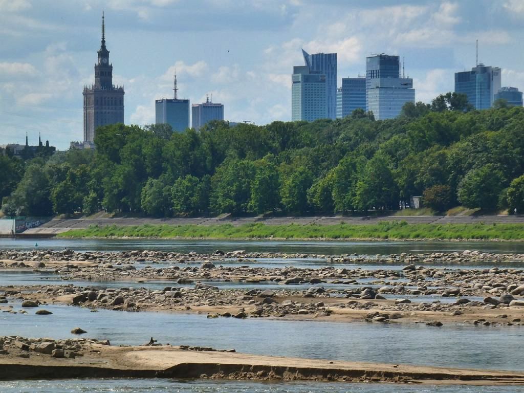 W lipcu odnotowano rekordowo niski poziom Wisły w Warszawie.