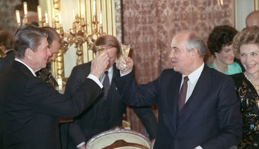 09.12.1987 Ambasada ZSRR w Waszyngtonie. Spotkanie imperialistów ? prezydent USA Ronald Reagan i Michaił Gorbaczow.
