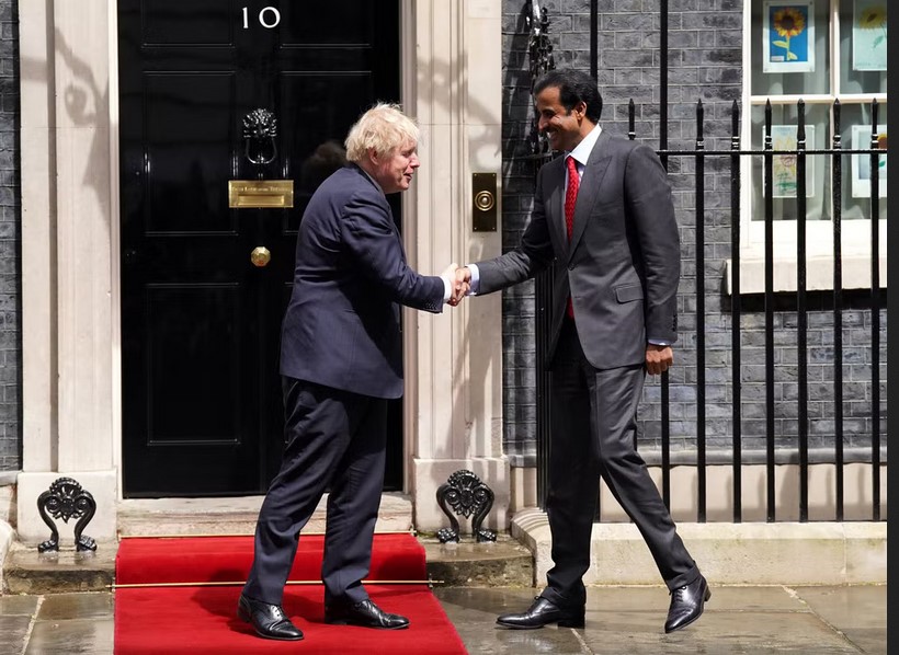 Były brytyjski premier Boris Johnson z Emirem Kataru 
Szejkiem Tamimem Bin Hamadem Al-Thanim.