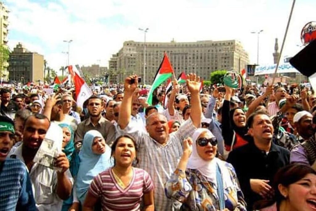 Kobiety i mężczyźni, oraz wyznawcy różnych religii, przed dekadą zjednoczyli się podczas egipskiej rewolucji. (Fot. Gigi Ibrahim/Flickr licencja Creative Commons)