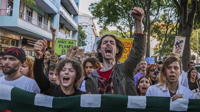 12.11.22 Lizbona. Demonstracja przed rozpoczęciem konferencji COP27. Protestujący szturmowali budynek, w którym przemawiał minister gospodarki Portugalii Antonio Costa e Silva, domagając się dymisji tego byłego szefa koncernu naftowego.