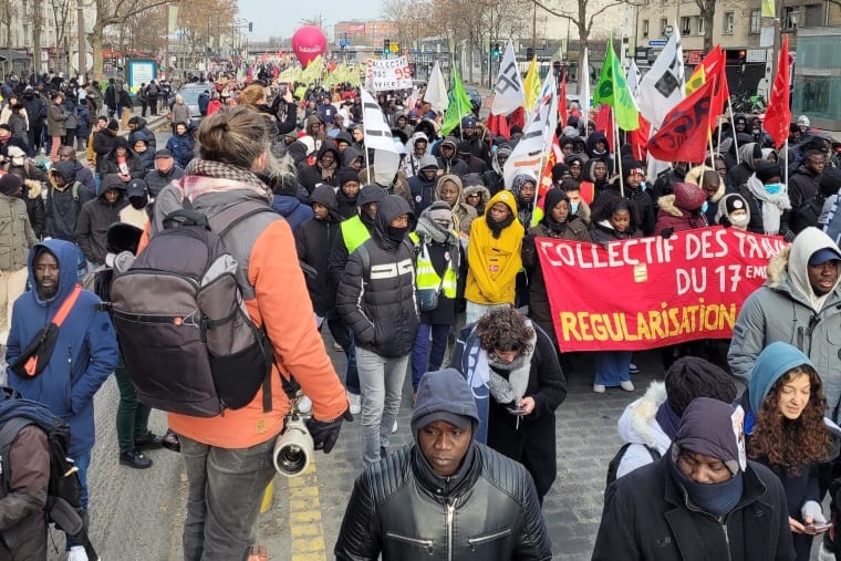 18.12.22 Paryż. Tysiące osób protestowało w całej Francji w ponad 50 demonstracjach przeciwko nowym ustawom rasistowskim i faszystom.
(Zdjęcie: @MSolidarites na Twitterze)