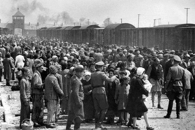 Maj 1944 r. Węgierscy Żydzi przed wysłaniem do komór gazowych w Auschwitz-Birkenau.