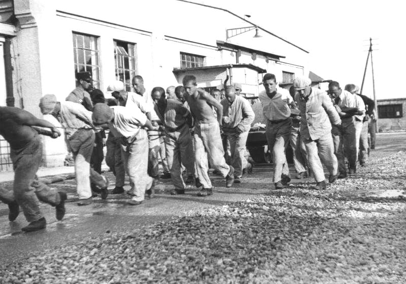 27 maja 1933 r. Dachau. Pierwszy nazistowski obóz koncentracyjny. 
Więziono tu działaczy lewicy i związkowców.