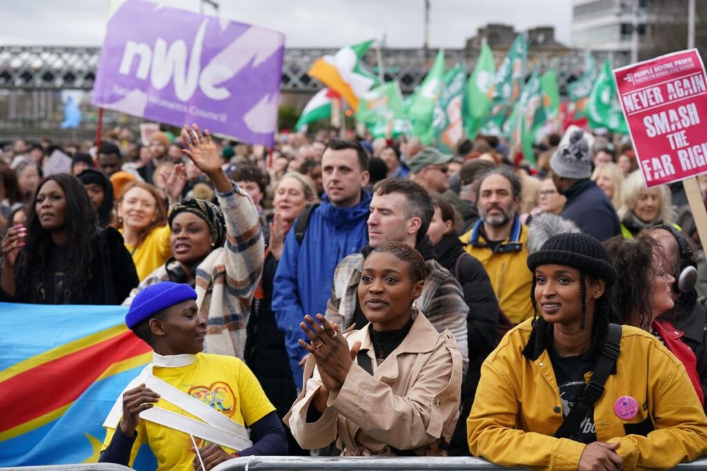 18.02.23 Dublin. Pod hasłem: "lrlandia dla wszystkich" 50 tys. osób demonstrowało przeciw rasizmowi i faszyzmowi. Przypomnijmy, że liczba ludności całej wyspy wynosi zaledwie 7 milionów. Manifestacja była najlepszą odpowiedzią na ostatnie protesty antyimigranckie odbywające się w tym kraju.