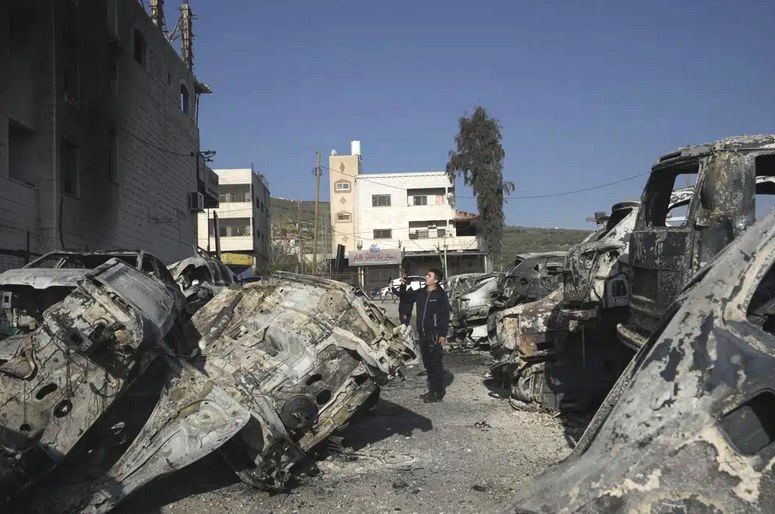 27.02.03 Hawara. Doszczętnie spalone samochody po zamieszkach wywołanych przez osadników.