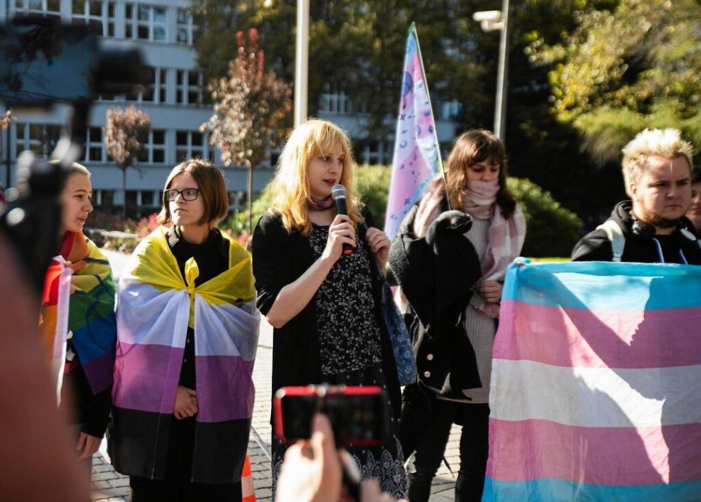13.10.22 Uniwersytet Pedagogiczny w Krakowie. Protest 
przeciwko wycofaniu się uczelni z udogodnień wprowadzanych 
dla osób transpłciowych.