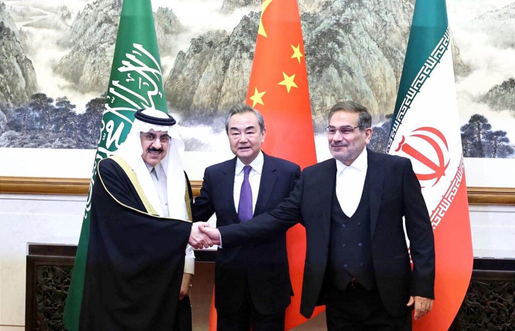 10.03.23 Pekin. Porozumienie podpisali: Musaid Al Aiban, Wang Yi oraz Ali Shamkhani.