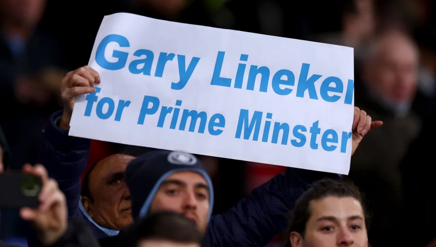 Antyrasistowski kibic Manchester City chce Linekera na premiera (podczas meczu z Crystal Palace).