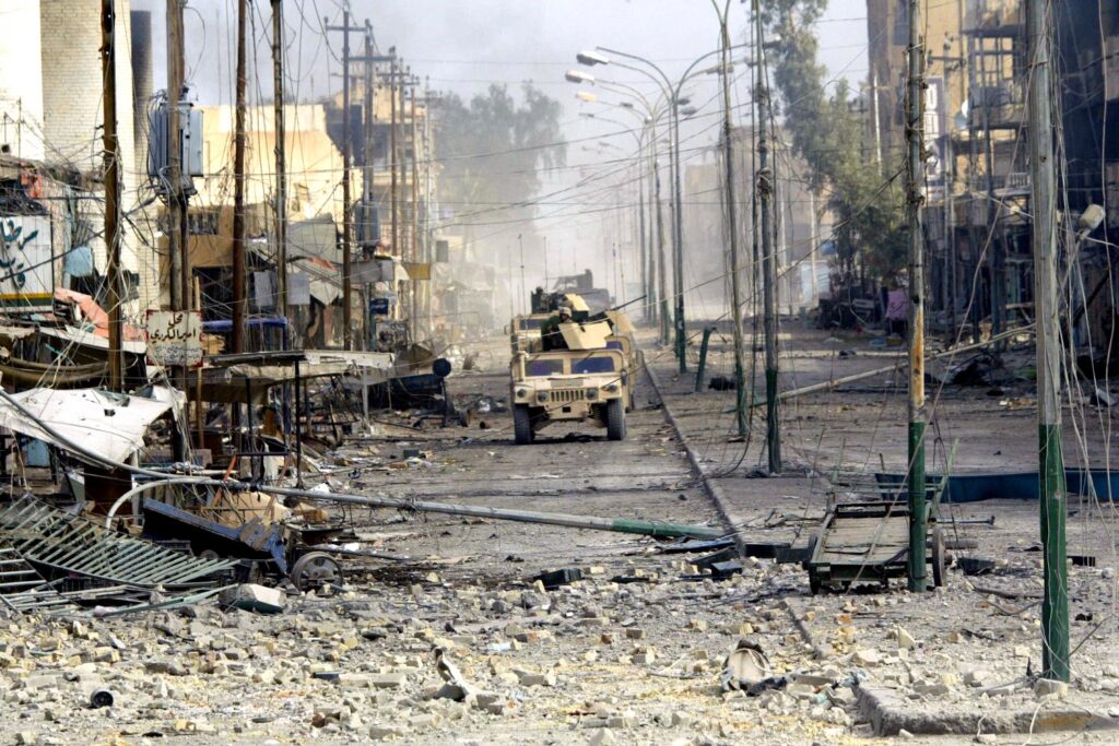 14.11.2004 Faludża, Irak. Patrol marines w mieście zniszczonym 
przez amerykańskie bombardowanie.