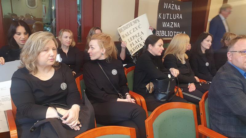 Protest legnickich bibliotekarek na ostatniej sesji rady miasta.