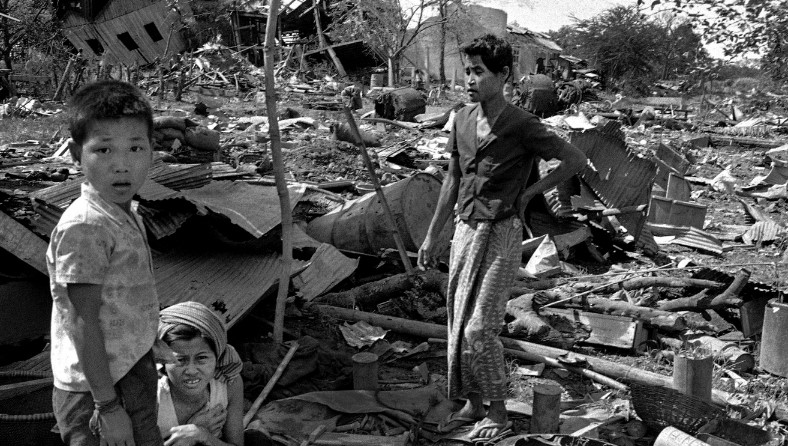 07.08.1973 Neak Luong, Kambodża Pokłosie amerykańskiego nalotu bombowego.