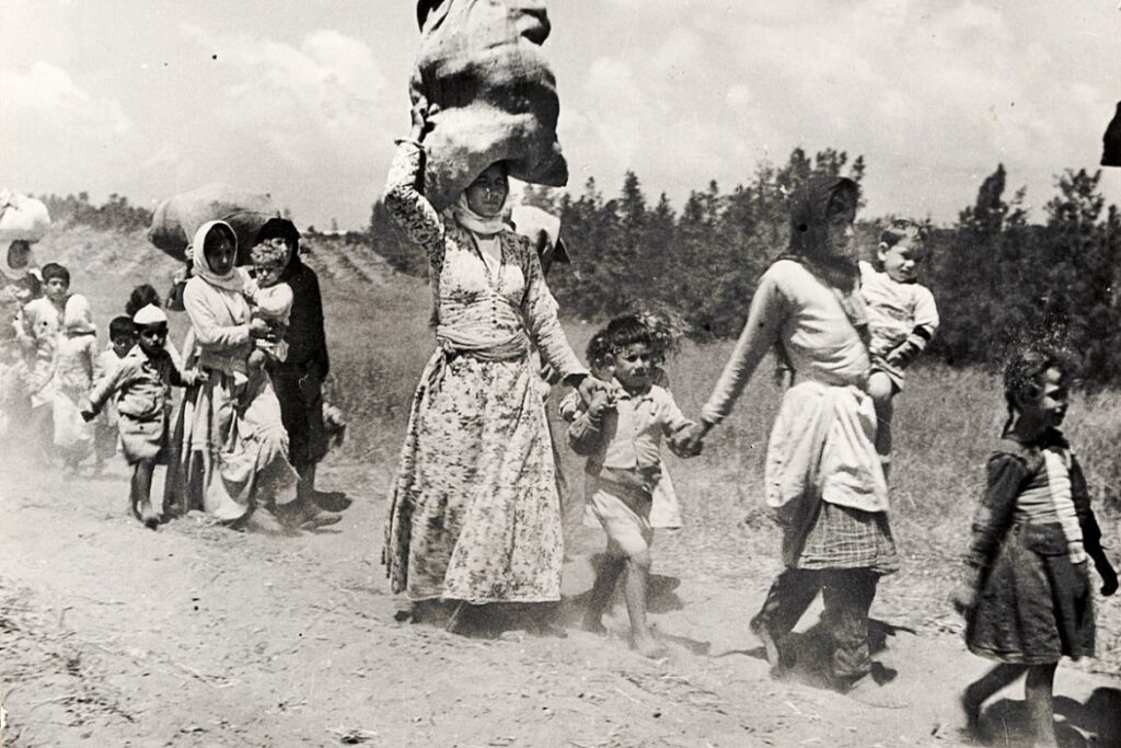 1948 r. Tulkarm. Nakba (z arab. Katastrofa). Palestyńscy uchodźcy uciekają przed żołnierzami Hagany podczas brutalnej czystki etnicznej.