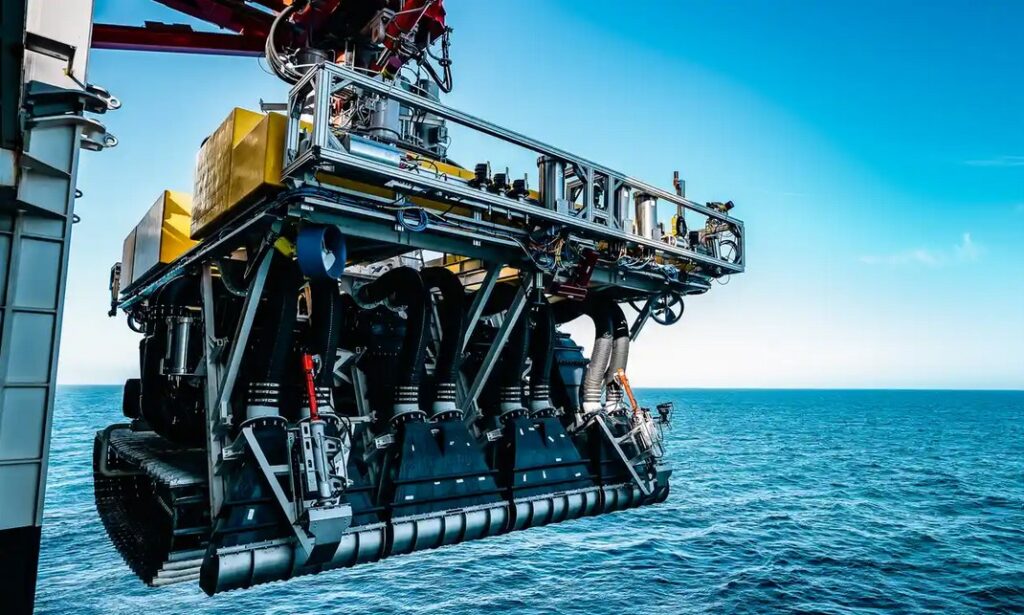Pilotażowe urządzenie, wykorzystywane w eksploracji głębinowej, jest opuszczane do wody w ramach testów prowadzonych przez giganta wydobywczego TMC.