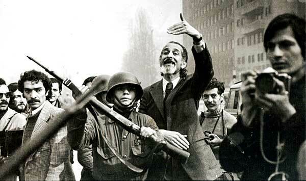 Minister obrony w rządzie Allende José Tohá każe pracownikom wracać do domu podczas próby puczu w czerwcu 1973 r. – po puczu był torturowany i znaleziony powieszony w więzieniu.