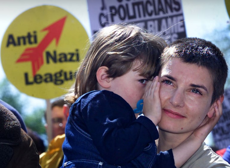 13.05.2000 Dublin. Sinéad O’Connor z córką Roisin na demonstracji przeciwko rasizmowi i faszyzmowi.