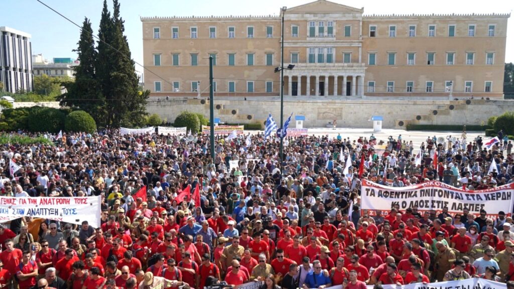 21.09.23 Ateny. Strajkujący przed parlamentem.