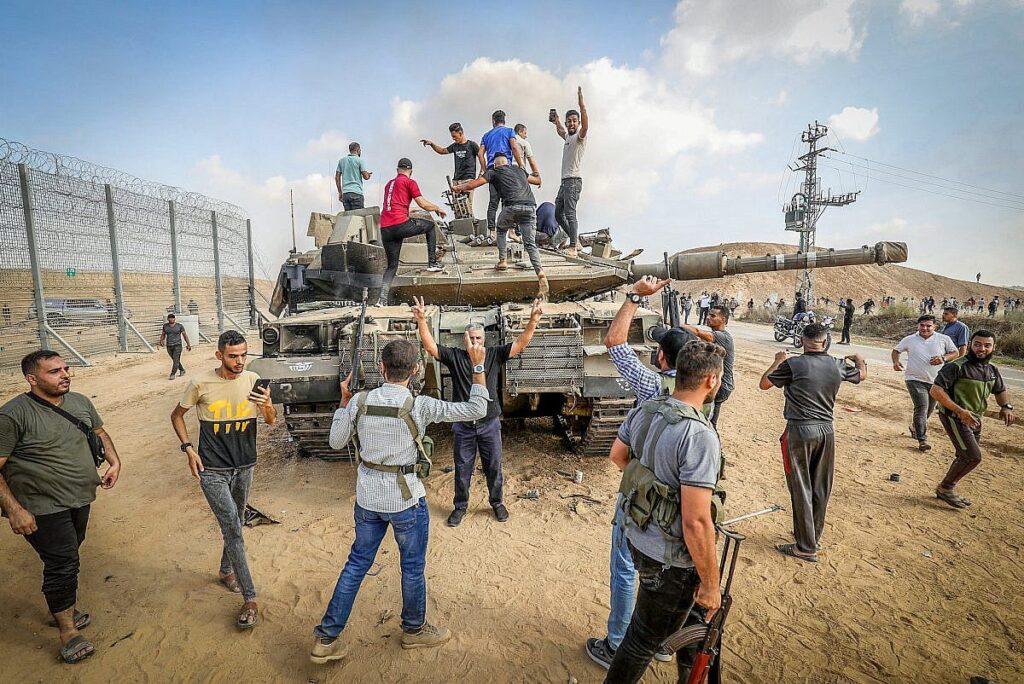  07.10.23. Palestyńczycy z Gazy opanowują izraelski czołg po sforsowaniu granicy z Izraelem.