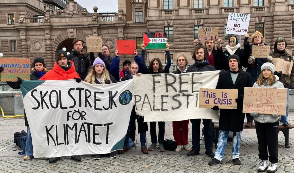 27.10.23. Greta Thunberg wśród aktywistek i aktywistów.