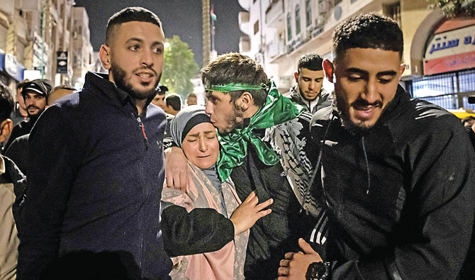 Zachodni Brzeg. Palestyński więzień przytula swoją matkę po zwolnieniu 
z izraelskiego więzienia podczas listopadowego zawieszenia broni.