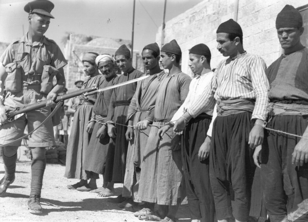Jerozolima.  Brytyjski żołnierz pilnuje palestyńskich więźniów 
podczas wielkiej rewolty lat trzydziestych.