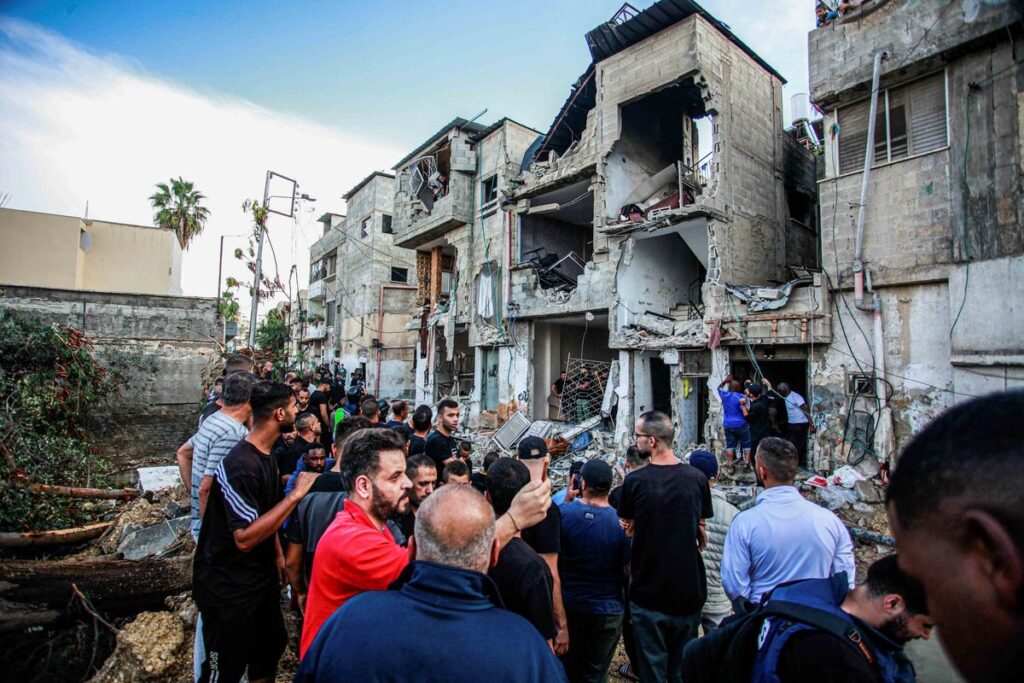 Palestyńczycy dokonują inspekcji uszkodzonego budynku po nalocie izraelskiej armii w mieście Tulkarm na okupowanym Zachodnim Brzegu.