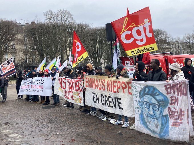 21.01.24 Lille. Strajkujący z Emmaus przewodzą demonstracji 
przeciwko rasistowskiej ustawie Darmanina.