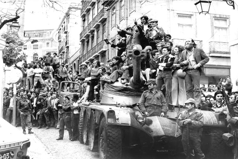 Lizbona. Pracownicy dołączają do zbuntowanych żołnierzy podczas 
stutysięcznej demonstracji pierwszomajowej w 1974 r.