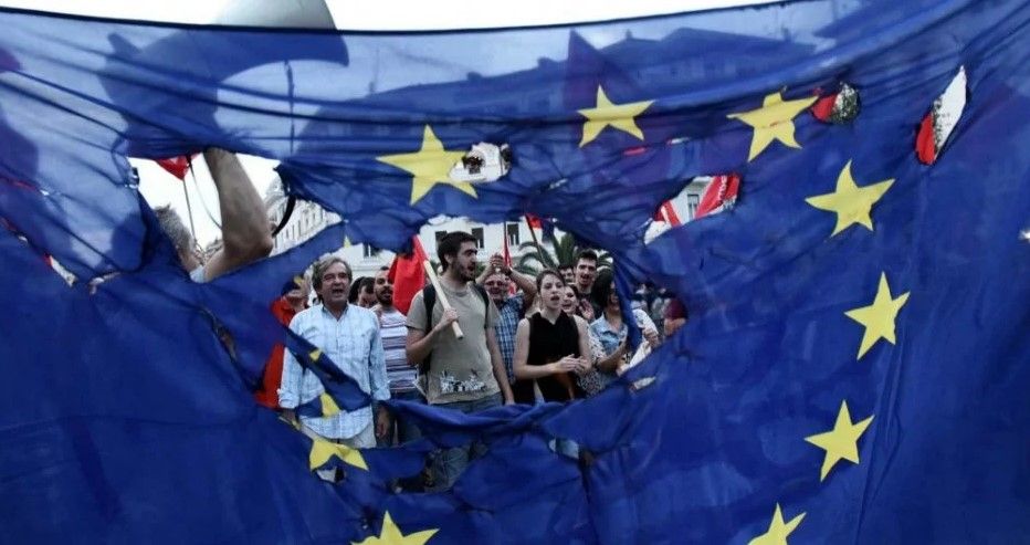 Za flagą: pracownicy w Grecji przeciw unijnym cięciom.