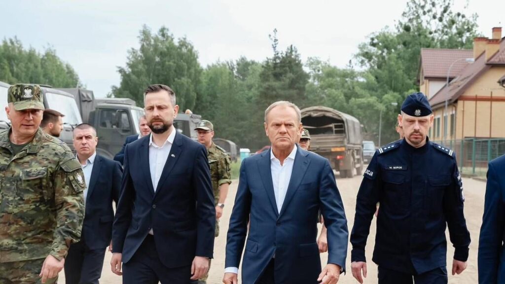 Minister obrony Kosiniak-Kamysz i Tusk na granicy z Białorusią.