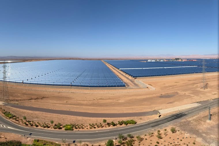 Pole paneli słonecznych w Ouarzazete, w Maroku, zbudowane na skradzionej ziemi.