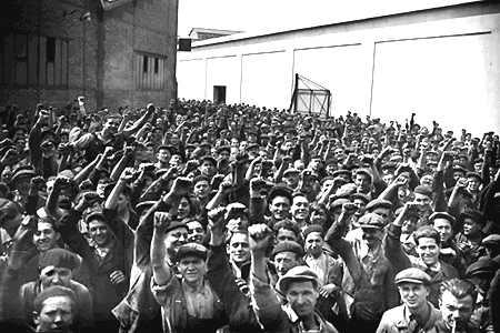 Strajkujący robotnicy paryskich zakładów Renault w 1936 r.