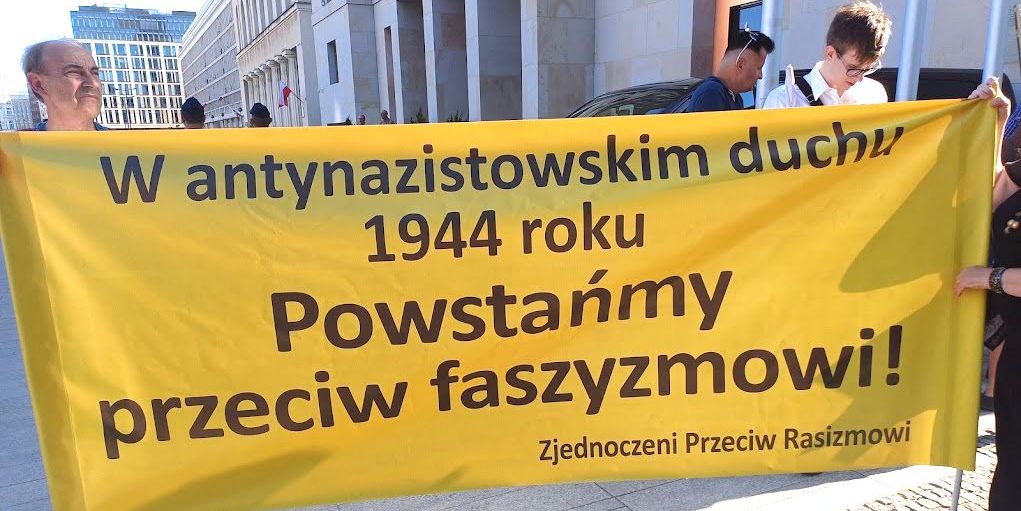 Transparent "Powstańmy przeciw aszyzmowi"