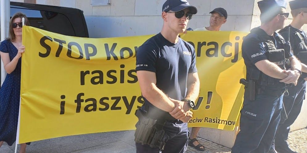 Transparent "STOP Konfederacji rasistów i faszystów"