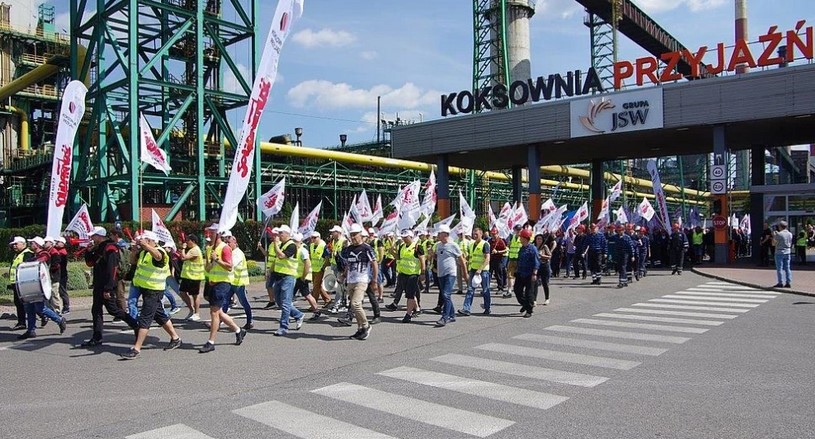 300 pracowników JSW Koks pikietowało 7 sierpnia przed siedzibą spółki w Jastrzębiu-Zdroju.