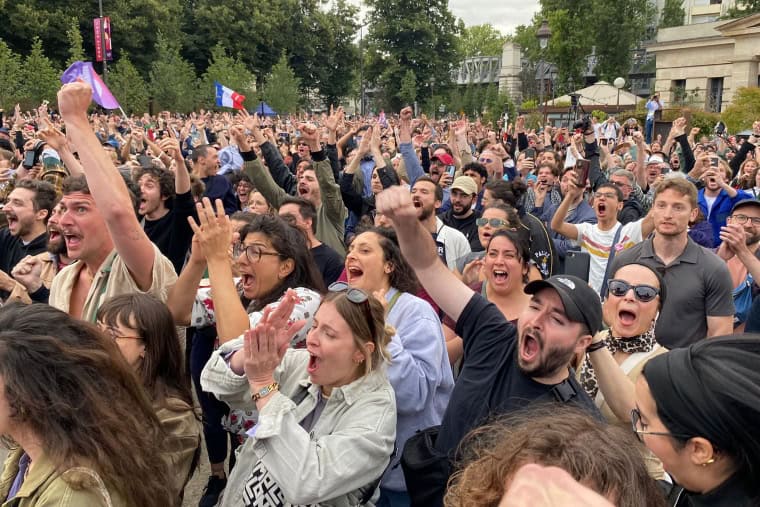 07.07.24 Paryż. Radość, gdy ludzie słyszą wyniki sondaży exit poll we francuskich wyborach 
parlamentarnych. Partia Le Pen uzyskała wynik gorszy niż oczekiwano.