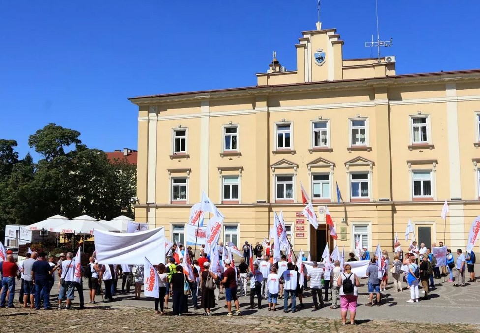 W Przemyślu 13 sierpnia odbyła się pikieta zorganizowana przez NSZZ „Solidarność” Region Ziemia Przemyska, w której wzięli udział członkowie związku reprezentujący zakłady pracy z całego regionu. 