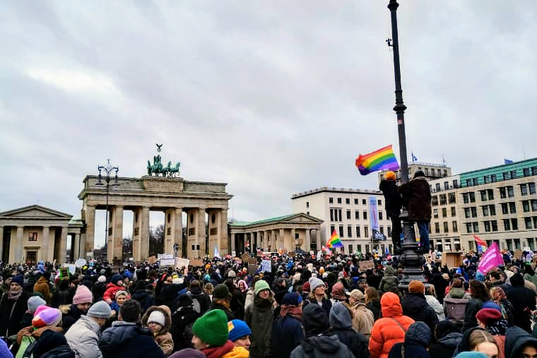 14.01.24 Berlin. Protest przeciwko AfD przed Bramą Brandenburską.