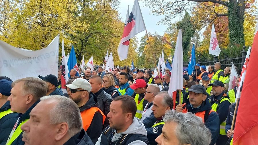 23.10.2024. „Chcemy pracować, nie głodować” – między innymi z takim hasłem zjawili się w Warszawie hutnicy z Huty Liberty z Częstochowy. 