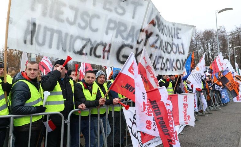 W Gliwicach, 7 grudnia, przed konwencją Koalicji Obywatelskiej i Rafała Trzaskowskiego, jej kandydata na prezydenta, manifestację urządzili związkowcy z branż hutniczej i górniczej zrzeszeni w różnych organizacjach związkowych.