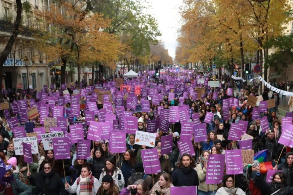 23.11.24 Paryż. Demonstracja przeciw przemocy wobec kobiet.