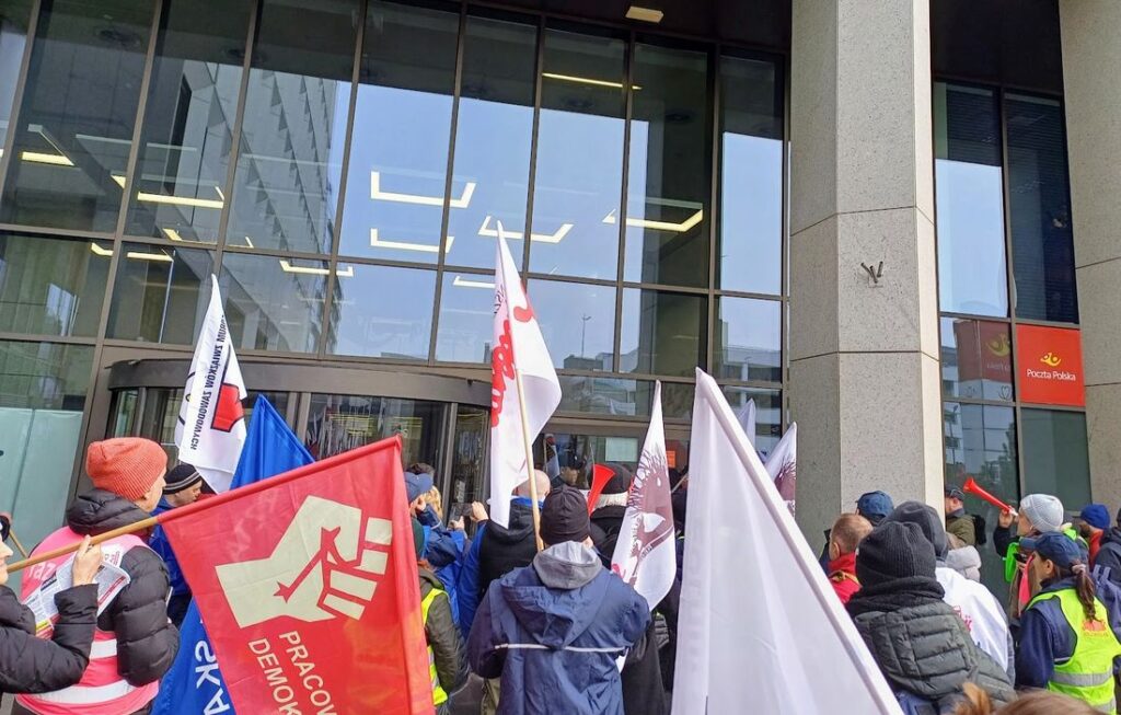 26.02.25 Warszawa. Demonstracja przed siedzibą Poczty Polskiej.