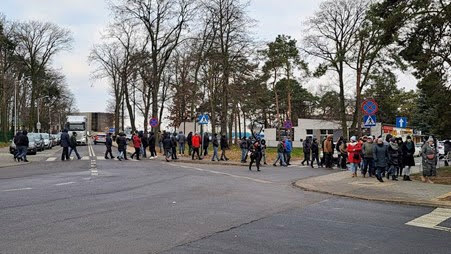 Rano 7 lutego kilkuset pracowników PZL-Świdnik  protestowało przed zakładem i blokowało ruch przy głównej bramie wjazdowej. 
