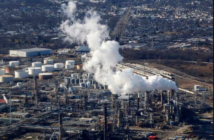 06.02.24 Linden, New Jersey, USA. Emisje z rafinerii Phillips 66.