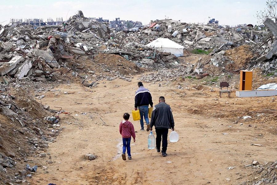 10.04.25 Miasto Gaza. Palestyńczycy niosą wodę pitną
– z powodu blokady izraelskiej występuje jej skrajny niedobór.