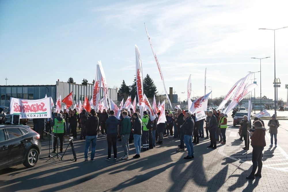 Związkowcy z NSZZ “Solidarność” i Porozumienia 2014 działający w Porcie Lotniczym Poznań-Ławica zorganizowali 3 kwietnia pikietę przed terminalem lotniskowym.