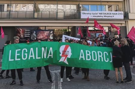 26.04.25 Warszawa. Solidarnościowa pikieta przed przychodnią
aborcyjną AboTak – po nocnym ataku antyaborcjonistów kwasem masłowym na lokal.